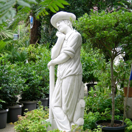 Une statue de jardin d'un homme reposant son poids sur une pelle.